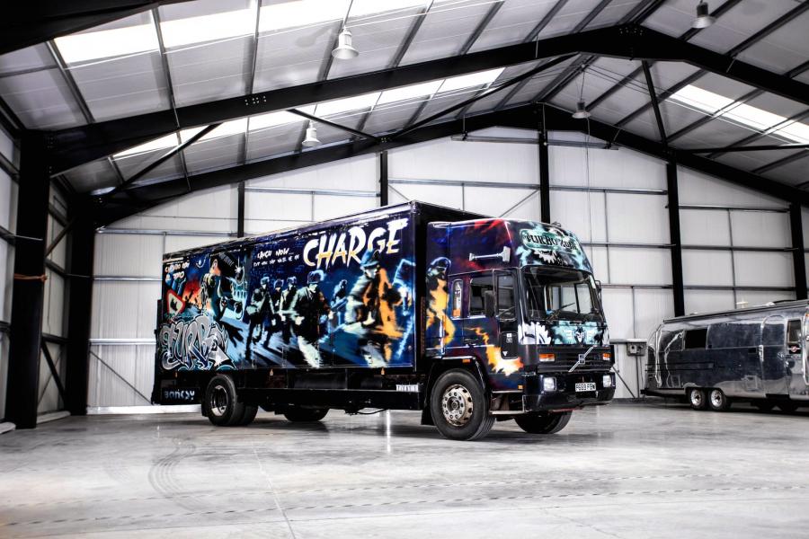  Volvo FL6 Turbo Zone Truck Art Car by Banksy 1988 года  (фото 1 из 36)